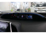 【ドライブサポートイルミネーション】を装備しています。メーターフードの上部に柔らかく光るLEDがシフト位置やHVシステムインジケータの状態などを色と点滅で知らせてくれます。視感的にも華やかですよ。