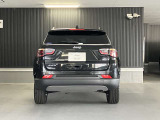後ろから見ても存在感のあるお車です。