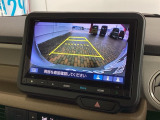 リバースギアに入れるだけで後方の表示へ切り替わります。夜間や雨の日の駐車も楽になりますよ。