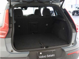 ラゲッジスペースはほぼスクエアに近い形状で、リアサスペンションの張り出しもありません。かさばる荷物でも気にせずに積み込めて、クラス最大級の積載能力を無駄にすることなく有効に活用できる空間です。