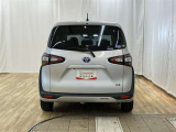 バックカメラが付いているので後方確認が非常にしやすいです。今や運転初心者も熟練者も必須装備!ついていて損はないですね♪