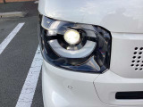 【LED・HIDヘッドライト】 ハロゲンヘッドライトに比べて大光量で、遠方視認性を向上させてくれる為、悪天候や夜間の運転をより安全にサポートしてくれます