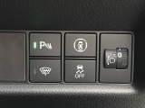 運転席右側にパーキングセンサーのスイッチや安全支援情報スイッチ等がついています。