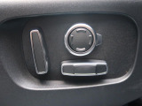 電動パワーシートですので運転中のシート調節も安全に行えます。微調整も可能ですのであなただけのドライビングポジションを実現します。