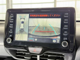 【バックガイドモニター】車両後方の映像をナビ画面に表示し、駐車などの後退操作をサポートします。