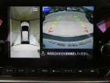 ギアを『R』に入れるとナビ画面に、まるで雲の上から覗いているような映像が映り、駐車をサポートしてくれます。