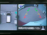 リバースにシフトするとまるで上空から見下ろしているような感じにナビゲーション画面に映し出します
