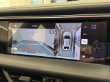 サラウンドビューモニターは、車両周囲のカメラ映像を合成し、上から見たように表示して駐車や安全確認を支援する機能です。