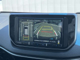 360度ビューカメラを搭載。4方の小型カメラの映像を処理し、車両真上からの映像に変換しています。