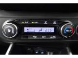 ★エアコンはオートタイプが装着済みです!オートモードにしておけば、車内温度を設定するだけで風の料や吹き出し口の切り替えを機械が行ってくれます!一年中快適な環境を作れますよ♪