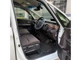 運転席シートは使用感も比較的少なく、破れや大きなヘタリはございません。清掃済みで気持ちよくお乗りいただけます。