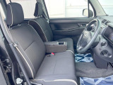 運転席まわりには十分なスペースがあり、大柄な方でもゆったり運転していただける環境です。