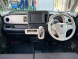 【インテリア】足元広々インパネシフト♪運転席から助手席への移動もラクラク♪運転席・助手席SRSエアバッグとSRSカーテンエアバッグ、フロントSRSサイドエアバッグ、6つのエアバッグを装備で安全装備充実