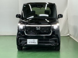 LEDヘッドライトを装備しています。LEDヘッドライトはとても明るく、雨の日や夜間走行も安全・安心です。オートライトコントロール付きで周囲の明るさに応じて自動で点灯・消灯します