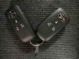 電子カードキーを携帯していれば、ドアハンドルやバックドアのリクエストスイッチを押すだけでドアの施錠・解錠が出来ます♪もちろん 遠隔操作も可能です!盗難防止のイモビライザー機能装備ですよ ☆