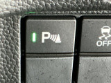 パーキングセンサーシステムは走行中に障害物が迫ると音と表示でお知らせ、低速走行時時の安心感を高めます