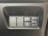 ハンドルの右側にはヘットライトリベライザーとVSA(ABS+TCS+横滑り抑制)の解除スイッチなどがついています。ヘッドライトリベライザーは道路状況や積荷の加重に応じてライトの高さを調節できます。