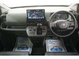 運転にかかわる様々な操作を安全に行えるように視点移動が少なく、操作性に配慮されたスイッチ類が凝縮されたコクピットです。