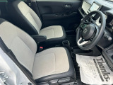 乗り心地の良いフロントシートです。足回りも広々としておりますので、長時間の運転も疲れづらいですよ。