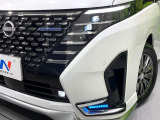【LEDヘッドライト】悪天候や夜間走行時も良好な視界を確保し安心して運転できる高輝度LEDヘッドライトを装備!点灯速度が早く、消費電力も抑えられています。
