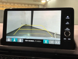 リバースギアに入れるだけで後方の表示へ切り替わります。夜間や雨の日の駐車も楽になりますよ。