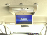 【後席用プルダウンモニター】後ろに乗車している人を飽きさせません♪ テレビやDVDビデオを見ながら楽しいドライブを♪使わない時は格納できますので、ジャマになる事もありません♪