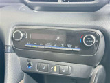 【オートエアコン】「AUTO」スイッチを押すだけで、冷暖房の切り替えや風量、吹き出し口の調整などを自動で行います。