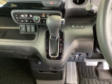 足元スッキリ、インパネシフトです。パーキングブレーキはフットブレーキタイプなので、運転席と助手席の間がスッキリしています。
