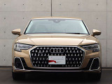 ●一目でAudiとわかる特徴的なシングルフレームグリル・LEDランプ。精悍なフロントマスクからAudiのスマートで上品なブランドを連想させてくれます。女性にも大変ご好評頂いております。