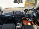 運転廻りの画像です!操作スイッチ類もキレイな状態です。専門スタッフが内外装を清掃・きめ細かい箇所までクリーニングしています。
