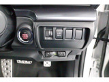 キーレスアクセス&プッシュスタート。アクセスキーを携帯して運転席か助手席のドアハンドルの内側に触れるだけで開錠 ドアハンドルのセンサーに触れて施錠
