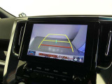 バックガイドモニター付き。車両後方の映像をナビ画面に表示し、駐車などの後退操作をサポートします。