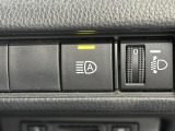 【AHB:オートマチックハイビーム】クルマに搭載されたシステムが、先行車や対向車の存在のほか周囲の明るさを検知し、ハイビームとロービームを自動で切り替える機能です。