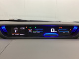 中央にデジタル表示のスピードメーターを配したハイブリット専用メーターになっています。左側のインフォメーション画面で燃費などの情報を確認できます。