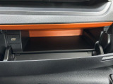 運転席側のインパネアッパーボックスは嬉しい収納!ここにもUSBソケットがついています!
