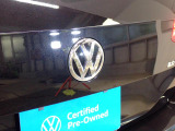 リアカメラがVWエンブレムに内蔵されています。ギアをリバースに入れると車両後方の映像が映しだされます。