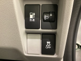 ハンドルの右側にはヘッドライトレベライザーとVSA(ABS+TCS+横滑り抑制)の解除スイッチがついています。ヘッドライトレベライザーは道路状況や積荷の加重に応じてライトの高さを調節できます。