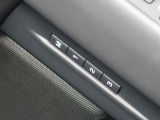 オプションのメモリー機能付きパワーシートを装備!運転中のシートの微調節も安全に行えます。3名様分のポジションを記憶でき、だれが乗っても元のポジションにボタン一つで戻せます♪
