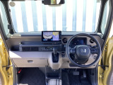 運転席周りです。カップホルダーや小物の収納などは必須ですよね!!使い勝手の良いつくりになっております!!