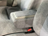運転席横、アームレスト付きコンソールボックスです。