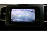 バックカメラの画像です。ガイドラインがスムースな車庫入れをサポートいたします。車庫入れの安心感がアップしますね。