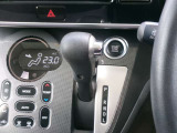 電動パーキングブレーキ装備!また、オートブレーキホールド機能もありますので、停車時ブレーキペダルから足を離してもブレーキ力を保持しているので動き出しません。(アクセルペダルを踏むと解除され発進します)