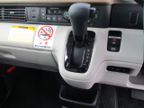 インパネシフトだから視線の移動も少なく足元もスッキリ♪運転席もゆったりしているのでゆとりを持ってドライブできますね!