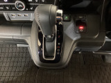 ドライバーを包み込むように、ディスプレーやスイッチ、コンソールを配置。座った瞬間から運転への期待が!空間そのものの心地よさにこだわっています。