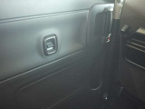パワーウィンドウのスイッチですよ。運転席に居ながら窓を開け閉めのコントロールできます。