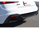 RS5には専用のエキゾーストが搭載されています。始動時や加速時には快音を響かせます。