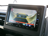 バックカメラの画像です。ガイドラインがスムースな車庫入れをサポートいたします。車庫入れの安心感がアップしますね。