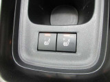 【シートヒーター】は運転席&助手席に。スイッチONですぐに暖まり、冬の寒い日はこの装備なしの車は考えられなくなってしまう装備の一つです♪