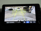 バックカメラの画像です。ガイドラインがスムースな車庫入れをサポートいたします。車庫入れの安心感がアップしますね。