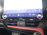運転・助手席で独立した温度設定のできる、オートエアーコンディショナー。花粉除去機能、イオン発生機能を装備し、室内を快適な環境に保ちます。